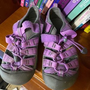 Kids Keen water shoes Size 2. Purple. EUC!